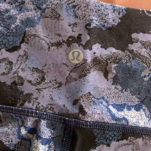 Printed lululemon capri leggings